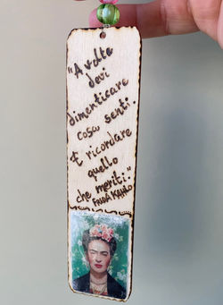 Segnalibro inciso a mano con Citazione di Frida Kahlo.
