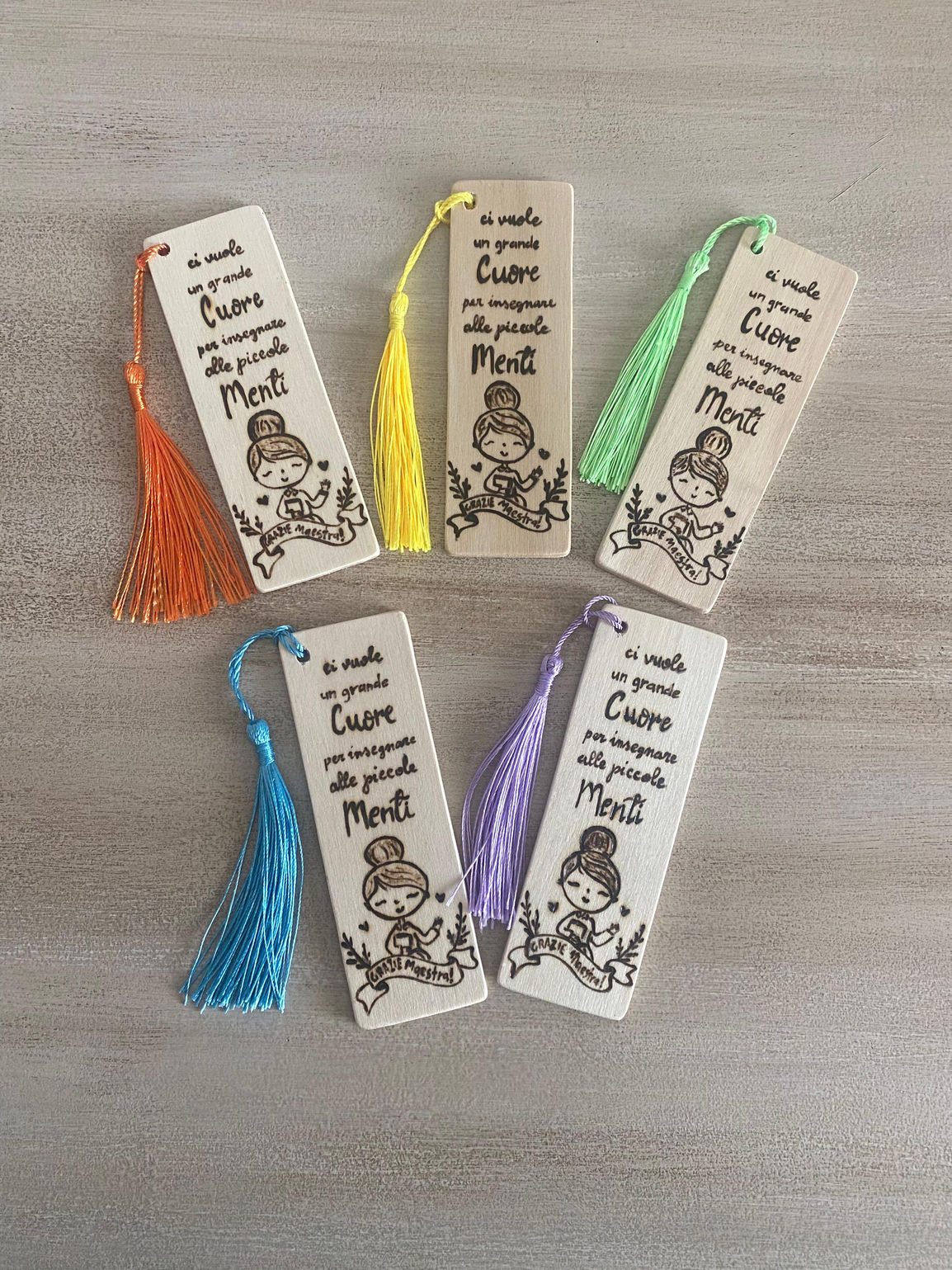 Segnalibri per maestre in legno incisi a mano