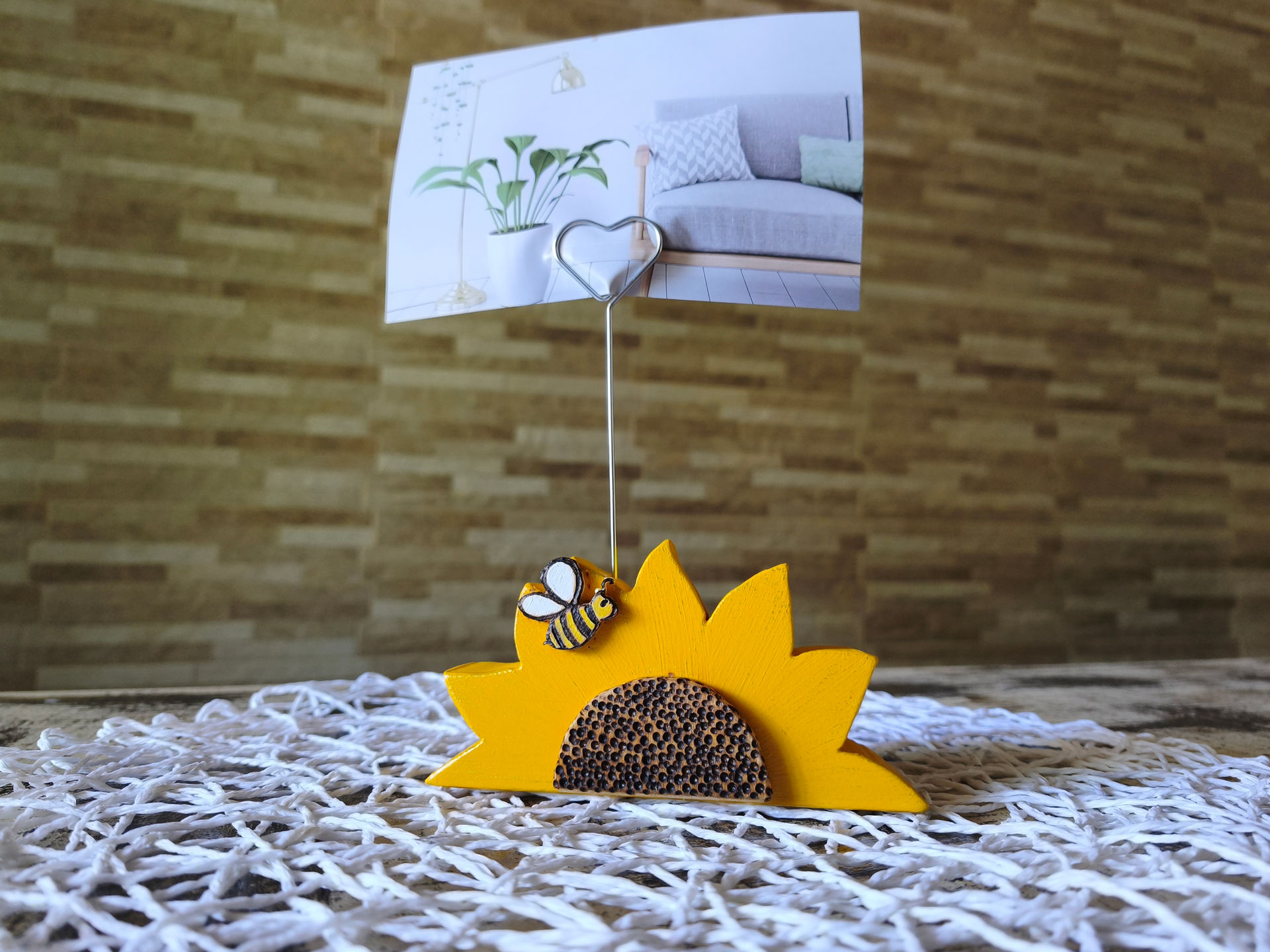 Portafoto in legno Artigianale a forma di Girasole, realizzato a mano con traforo, decorato e inciso a mano. Un'idea regalo originale e unica.