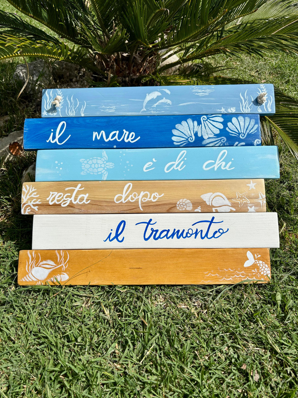 Targa Decorativa Artigianale in Legno riciclato, dipinta a mano con tema marino.
Perfetta per arredare qualsiasi ambiente, come, Ingressi Verande e case al mare.