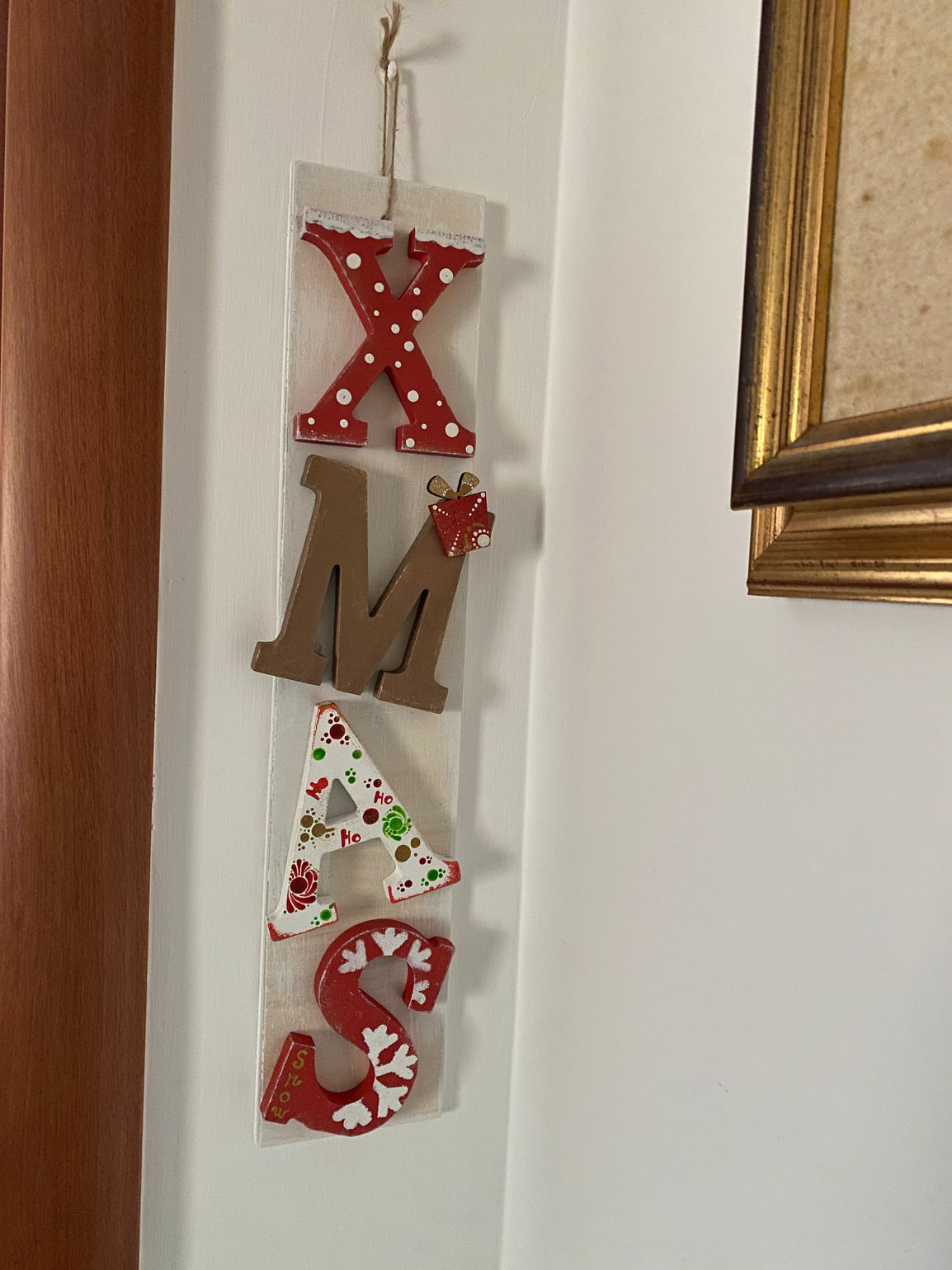Scritta in legno realizzata a mano: XMAS, da appendere