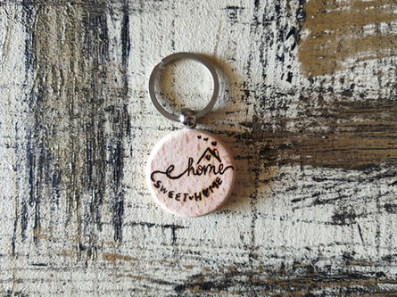 Portachiavi tondo in legno pirografato a mano con scritta Home Sweet Home e casetta con cuore.