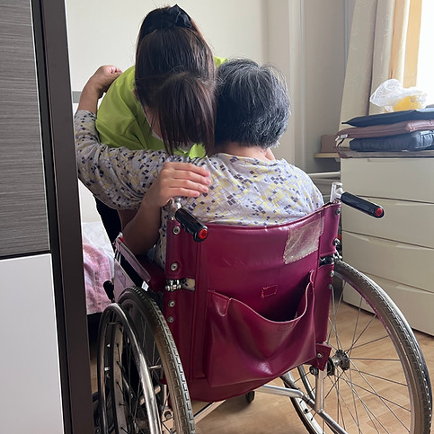 利用者を介護している様子