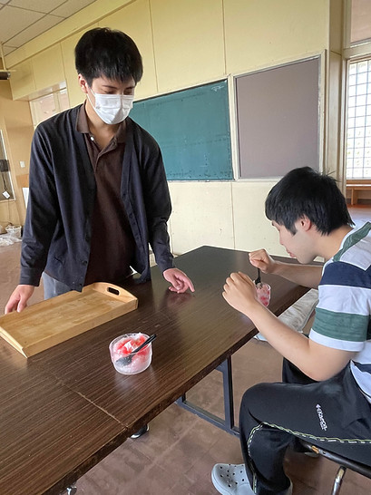 おやつを提供する支援員