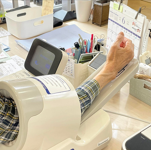 血圧を測る様子