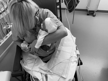 Christin Bättig hält ein Neugeborenes im Spital – Doula-Begleitung in einer sensiblen medizinischen Situation.