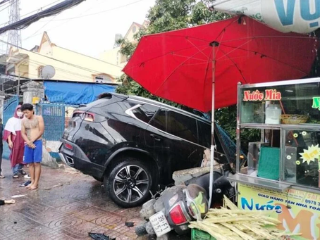 Tai nạn giao thông TP.HCM: Cô gái trẻ tử vong sau vụ đâm liên hoàn, tài xế khai 'vừa nhậu với bạn'