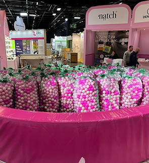 Bällebad mit neunen Bällen auf Messestand