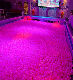 Pool mit neon frabenden Bällen in 