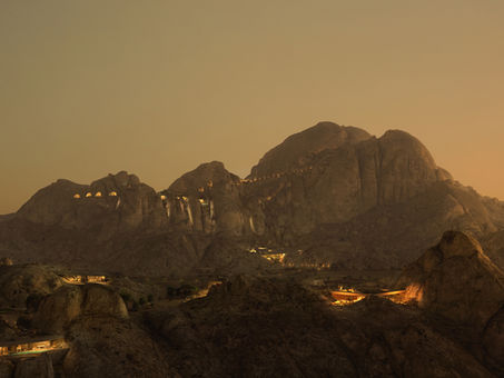 Hospedarse dentro de una roca en el desierto: la experiencia inmersiva en Arabia Saudí