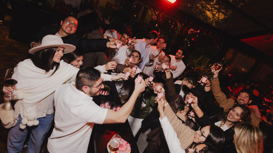 Dos formas de celebrar la TardeBuena en Madrid: el invernadero vibrante de Karãu y la tarde sofisticada del rooftop de Torcuato