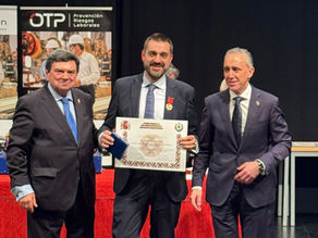 Jesús Olivar, CEO y fundador de Faraday International, recibe la Medalla de Oro con distintivo rojo a la trayectoria empresarial