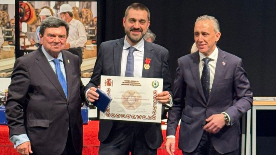 Jesús Olivar, CEO y fundador de Faraday International, recibe la Medalla de Oro con distintivo rojo a la trayectoria empresarial