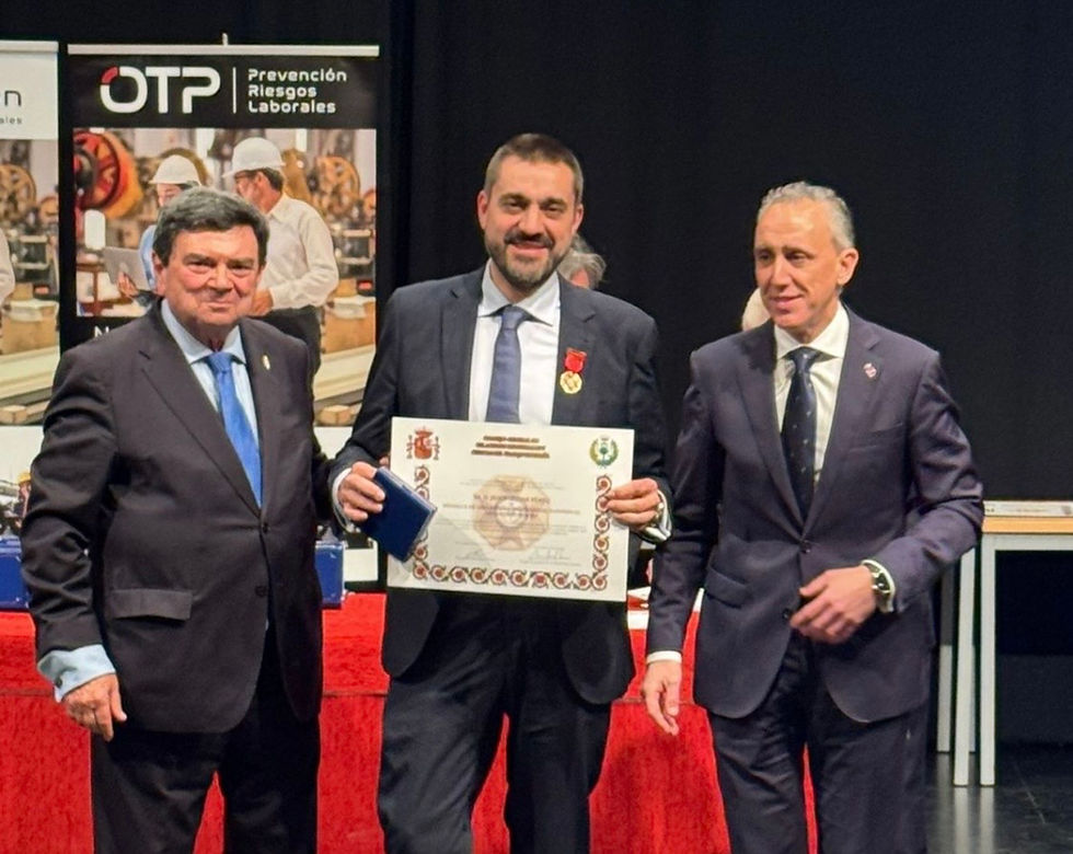 Jesús Olivar, CEO y fundador de Faraday International, recibe la Medalla de Oro con distintivo rojo a la trayectoria empresarial