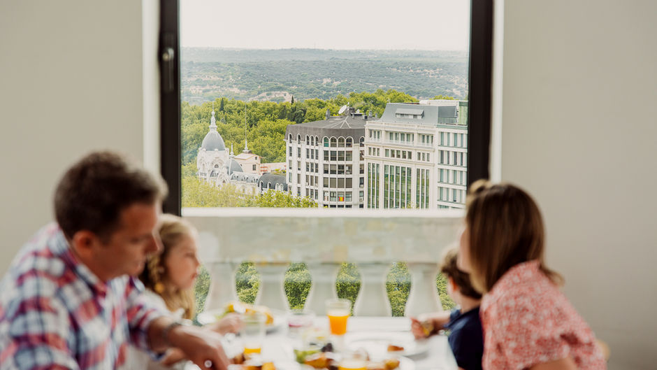Una mesa en el cielo de Madrid: el Día del Padre se celebra en la planta 14 de Dear Hotel