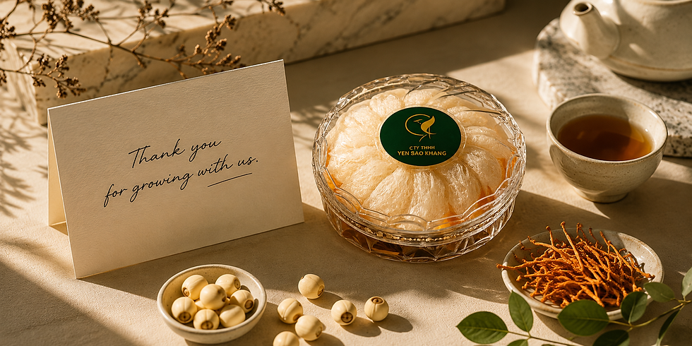 Thiệp cảm ơn cùng tổ yến, trà và đông trùng hạ thảo thể hiện tinh thần Wellness Gifting trong doanh nghiệp.