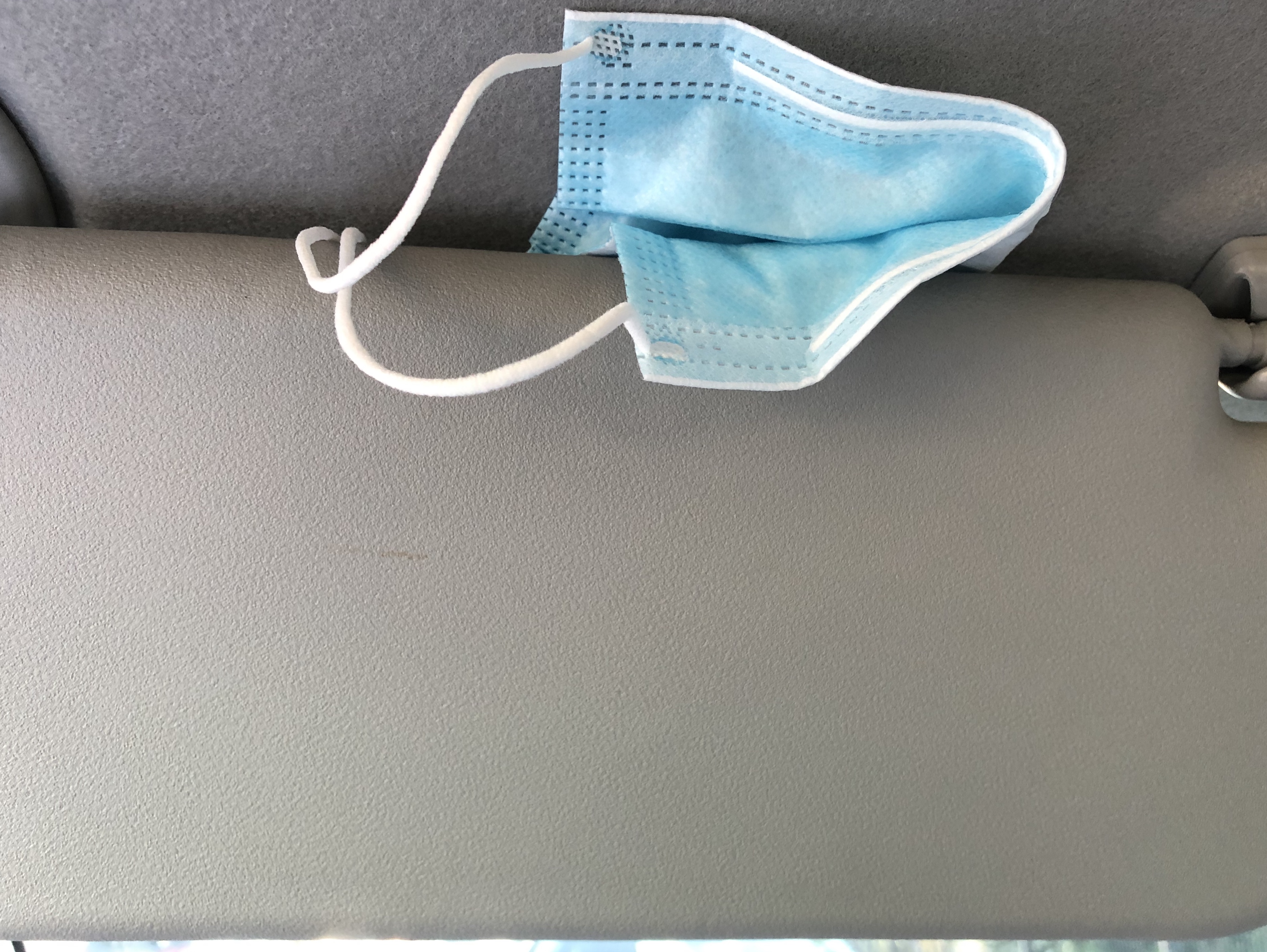 Maske im Auto