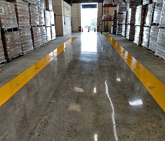 Piso em galpão industrial com aplicação de lapidação e polimento de concreto