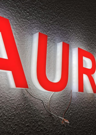 Rote Leuchtbuchstaben "AURORA" gefräst aus 30 mm Acrylglasplatte