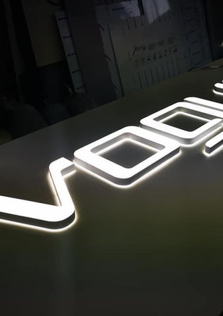 Weiße Leuchtbuchstaben "vogue" gefräst aus 30 mm Acrylglasplatte