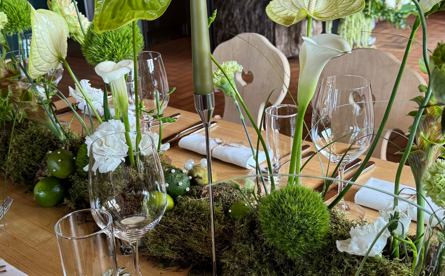 Green anthurium and white blooms on a wooden table at the Wasserngrat