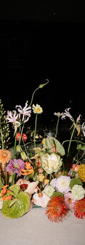 Organische Floristik trifft auf moderne Eleganz – GAEA Design schafft lebendige Tischlandschaften, i