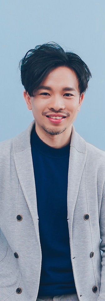 生職涯走訪 30 餘國，以理性與感性兼具的文字為職志，寫職涯、寫旅行、寫生活中觸動人心的事，始終相信文字會讓我們更有知覺去感受冷暖；更能柔軟地去承載歡樂悲傷，有「筆觸最溫暖的工程師作家」之稱。累積上百場講座，曾任高雄市觀光代言人。