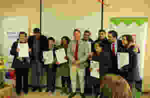 Alcalde de Pitrufquén, Jorge Jaramillo, junto a beneficiarios del subsidio.