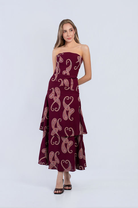 mulher loira com vestido vinh