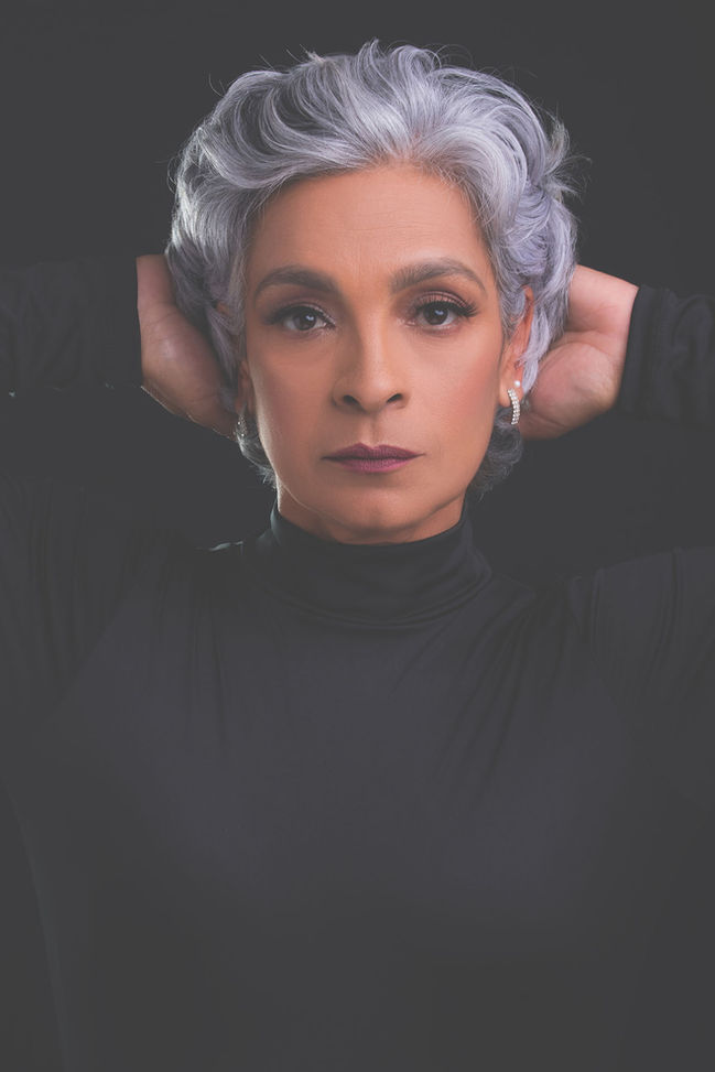 mulher cabelo grisalho de preto