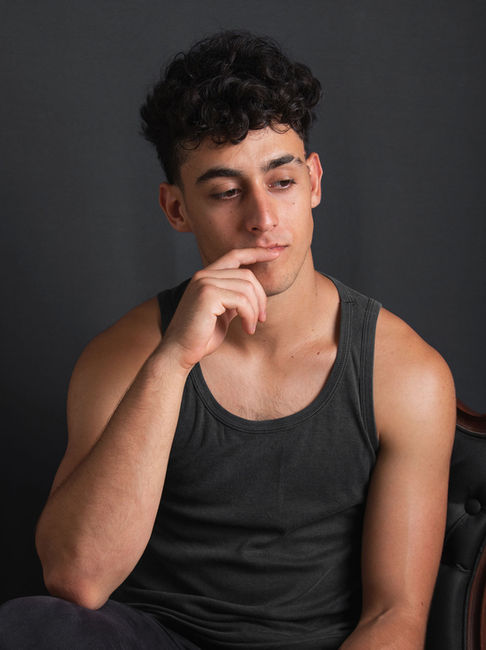 homem com uma mão no queixo