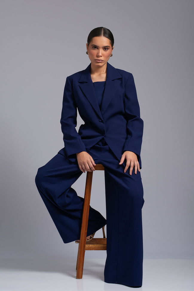 mulher de terno azul