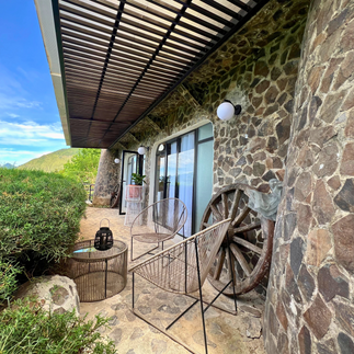 Castillo para airbnb frente al lago de atitlan