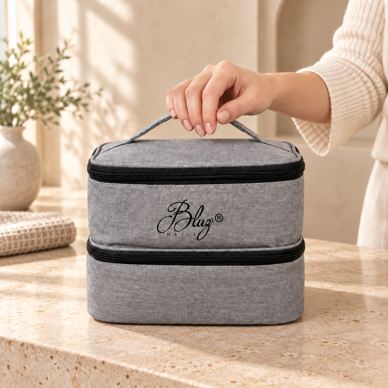 COSMETIQUERA MANO TELA GREY BLUZ JE