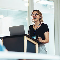 Motivierte Frau an einem Rednerpult