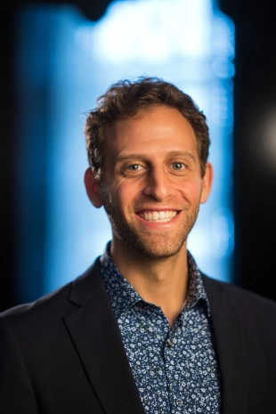 Izzy Gainsburg joins lab as Associate Director