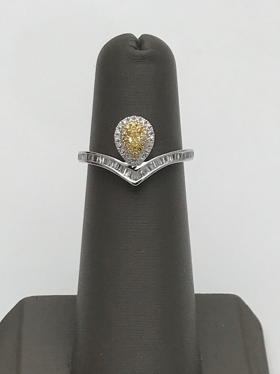 Thumbnail: 750/18k White Gold .45cts(tw) Natural White/Yellow Diamond Ring 6.25