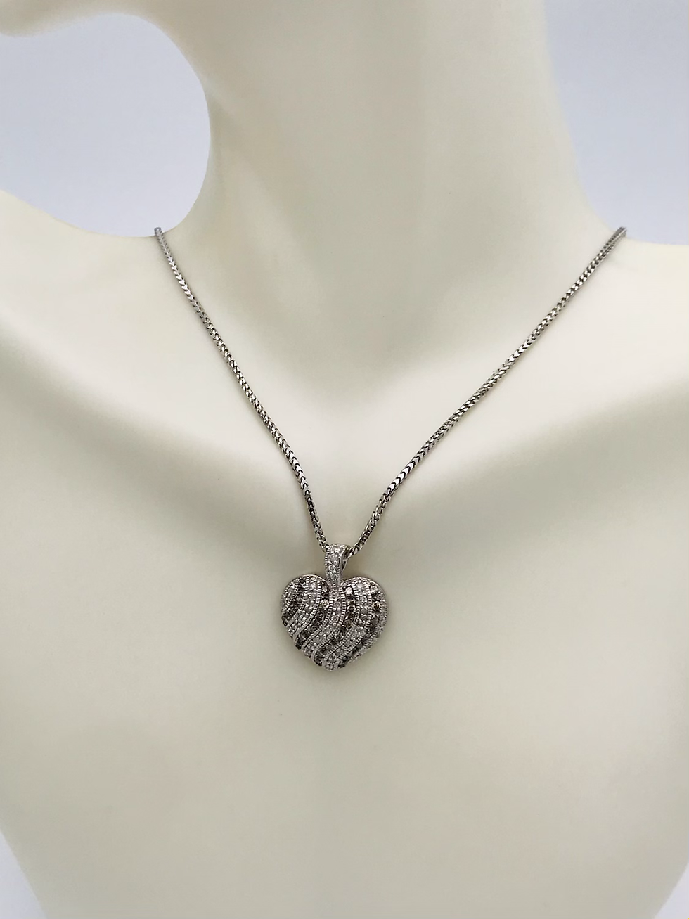 Thumbnail: 14kt White Gold 1.00ct(tw) Diamond Heart Necklace 16”