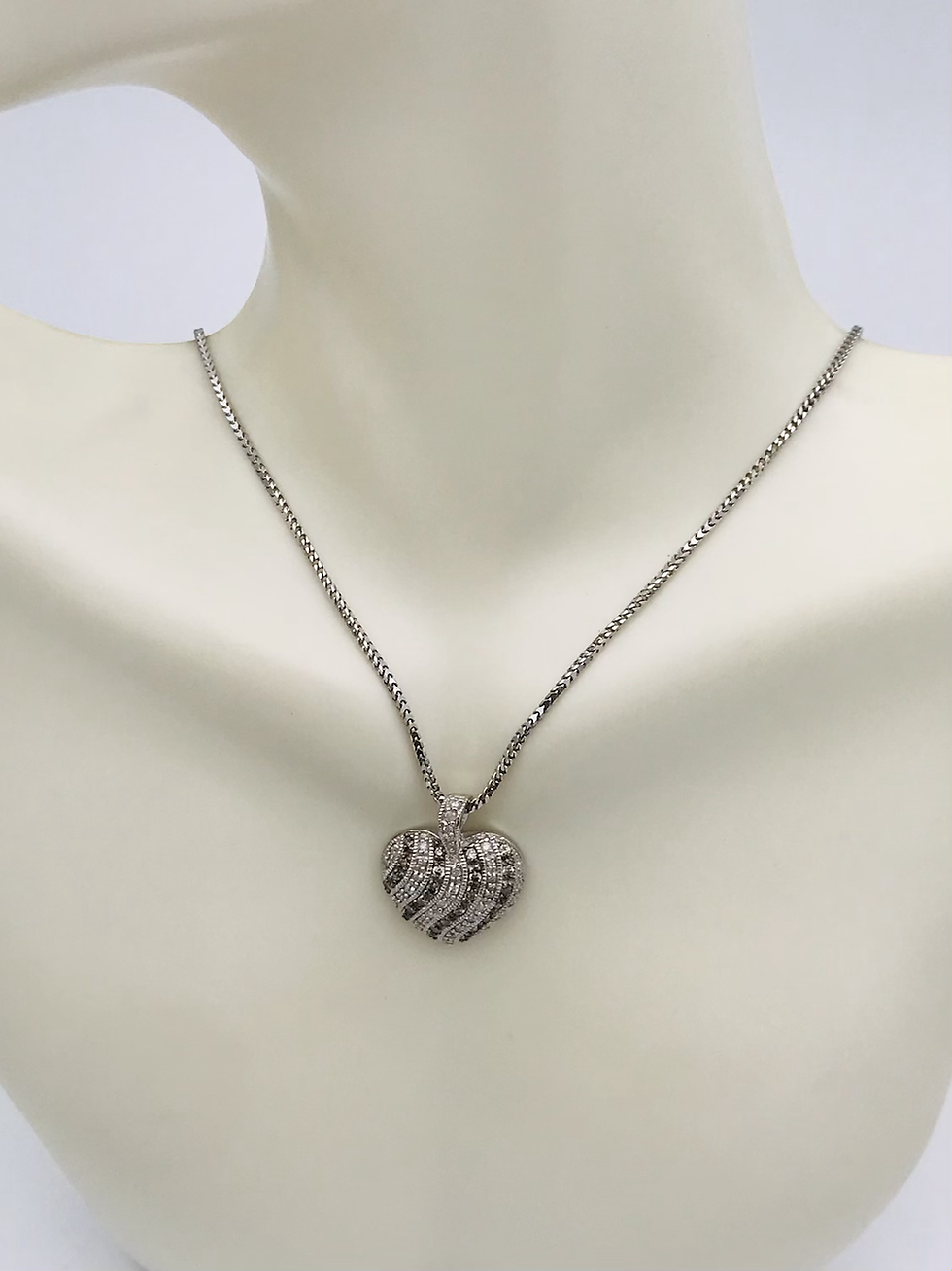 Thumbnail: 14kt White Gold 1.00ct(tw) Diamond Heart Necklace 16”