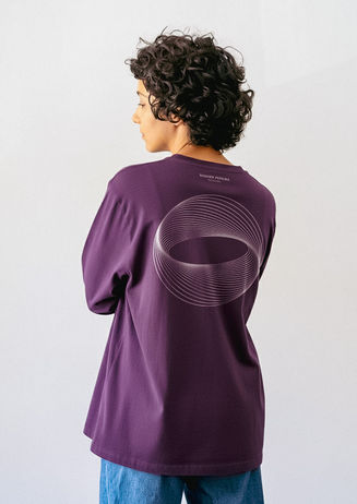 Camiseta roxa com estampa minimalista de identidade visual para psicanálise.