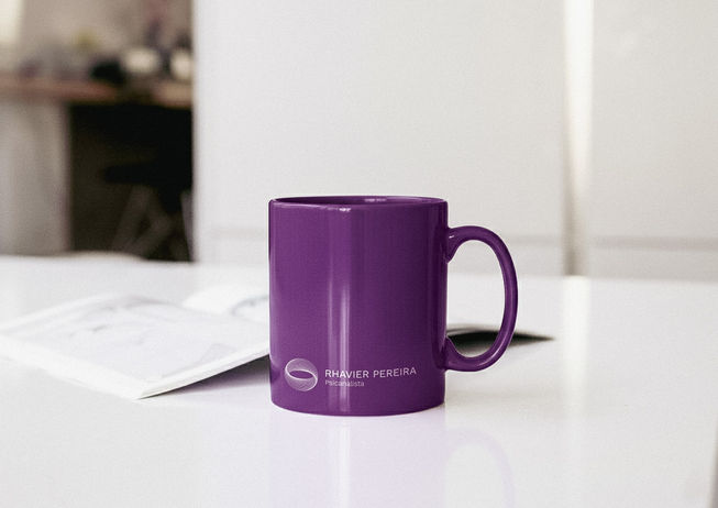 Caneca personalizada roxa com logo Rhavier Pereira Psicanalista em consultório.