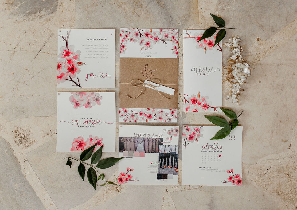 Conjunto de convites de casamento florais rosa, com folhas verdes.