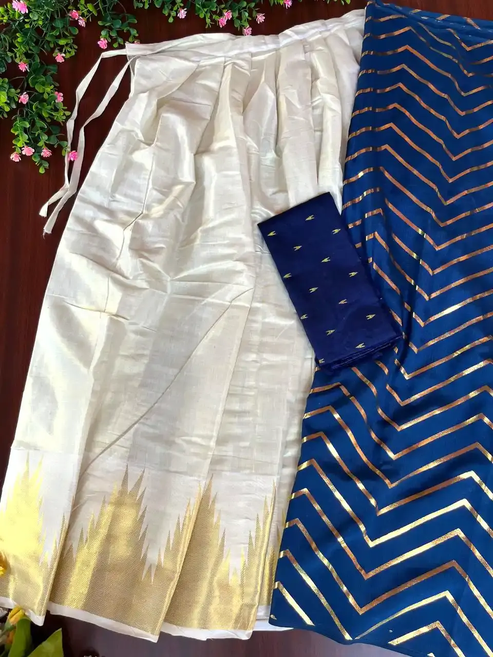 Traditional Kasavu Temple Dhavani Set main view