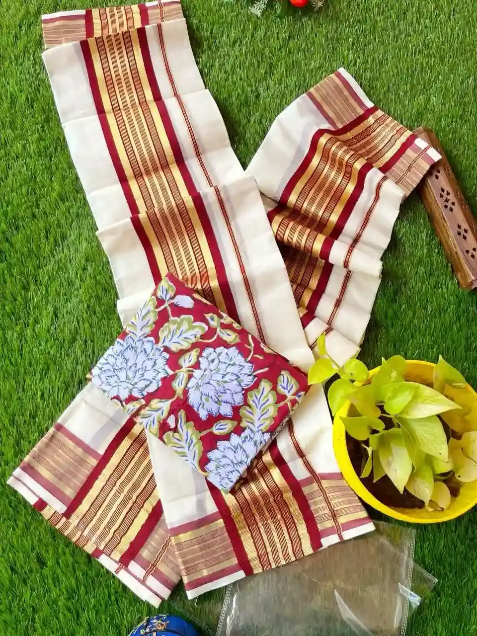 Maroon Kasavu Setmundu with Blouse Material main view