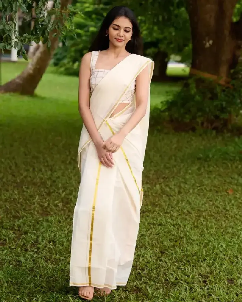 Thumbnail: Thin Golden Kasavu Cotton Setmundu full view