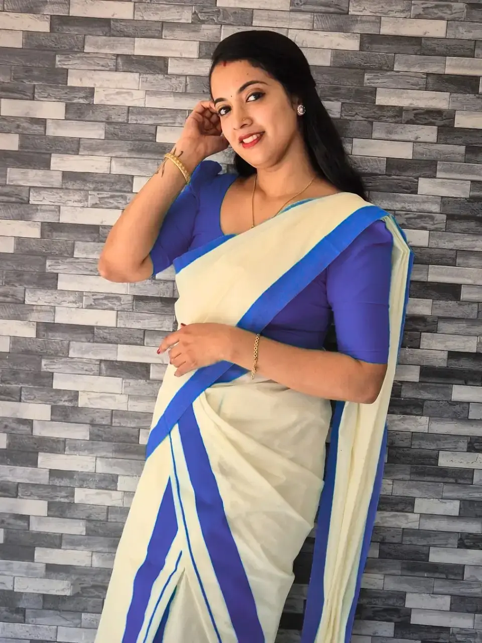 Azure Blue Pure Cotton Katti Kara Setmundu model worn view