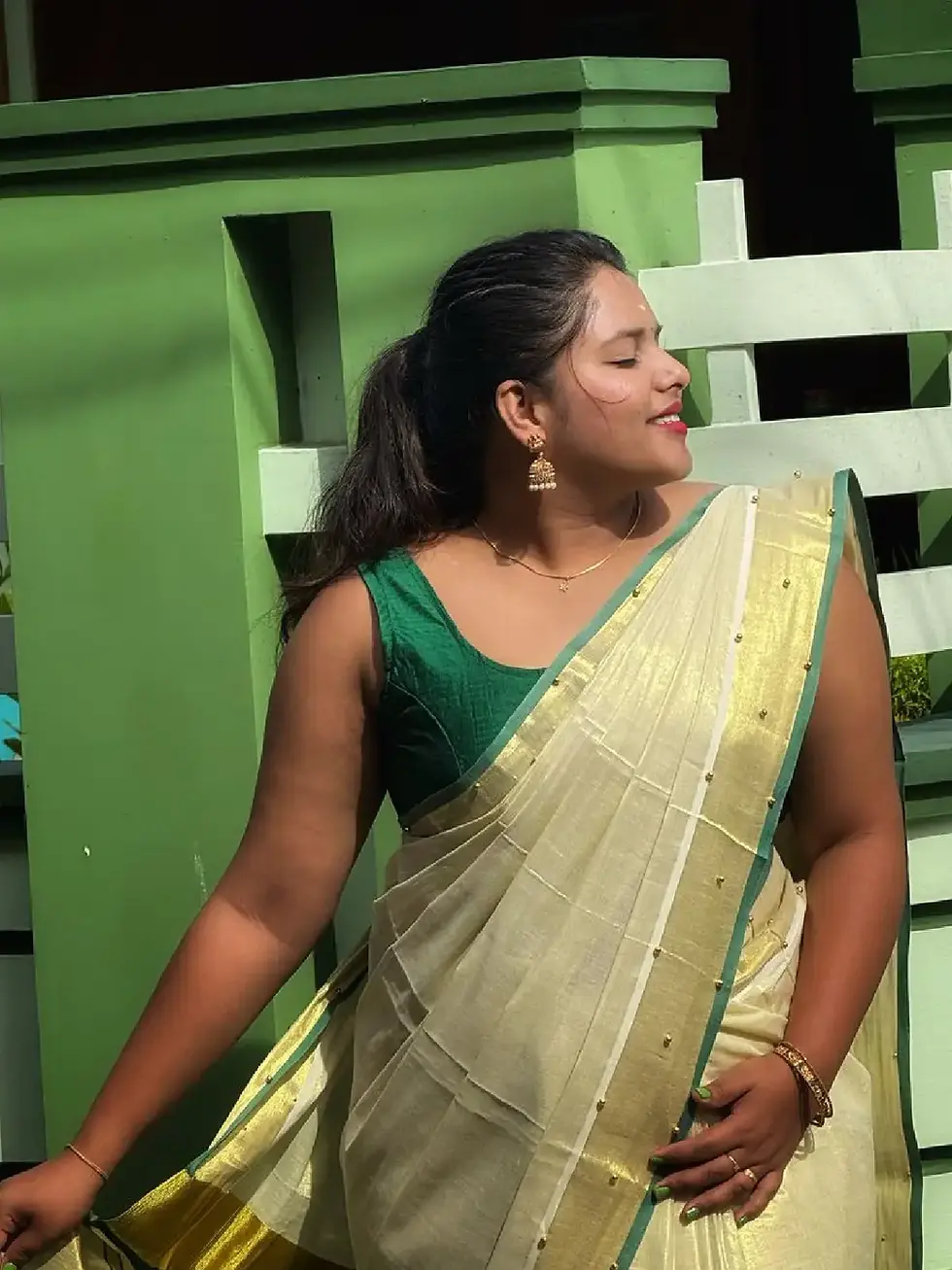Golden Beads Kasavu Tussel Tissue Saree with Green Border closeup view
