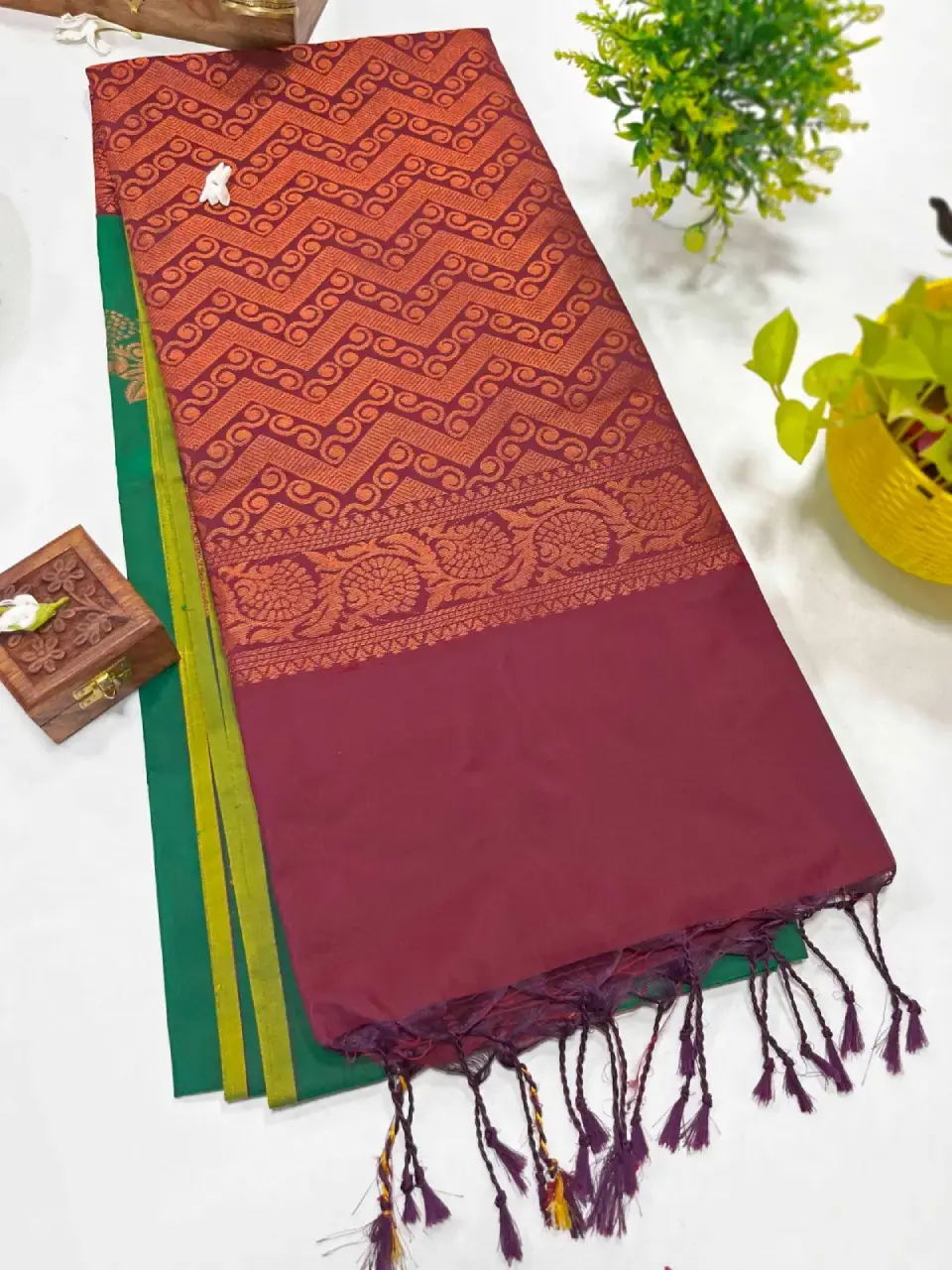 Floral Zari Pine Green Pure Soft Silk Saree with Blouse pallu view