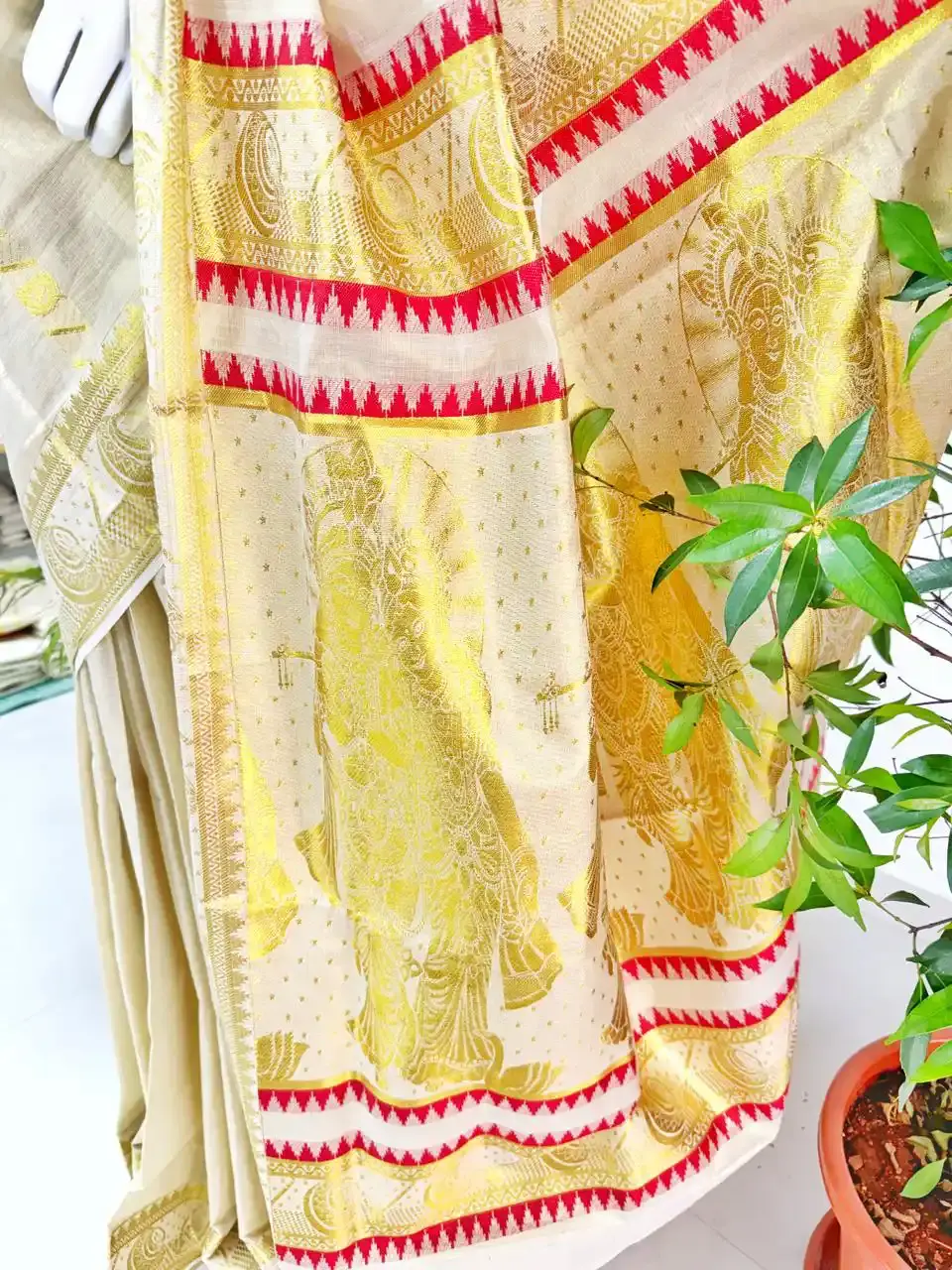 Radha Krishna Jacquard Handloom Tissue Saree with Maroon Temple Design Pallu