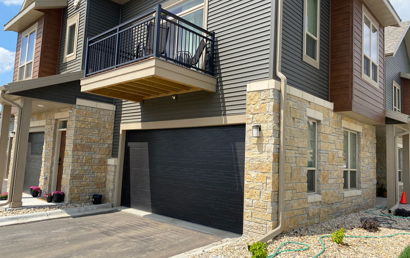 Prairie Niagara Ledge with Splitface. Sawn dimensional heights, Oakfield Stone Company, Fdl stone, fond du lac stone, thin stone, full stone, natural stone veneer, brown, buff, gray, blue